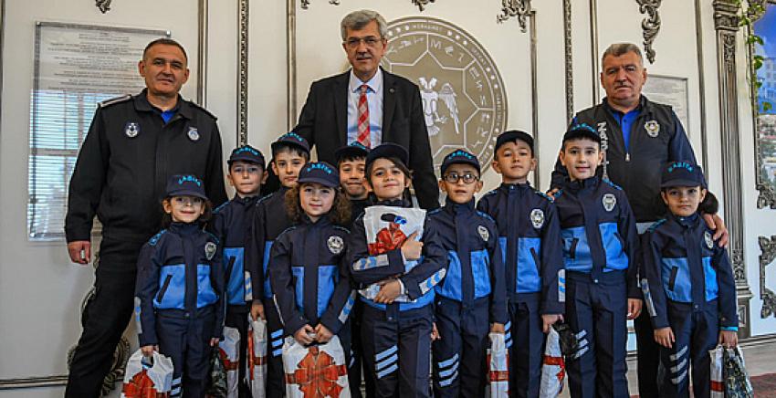 Çocuk Zabıta Ekiplerinden belediye başkanına ziyaret: