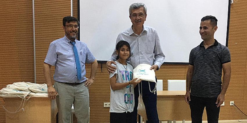 Akıl ve Zeka oyunlarına katılan öğrencilere hediyeleri verildi.