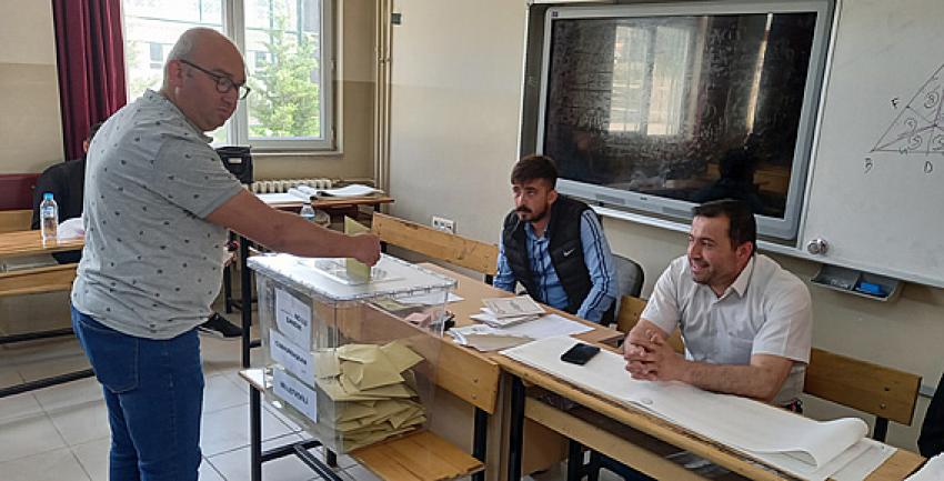  Cumhurbaşkanlığı ve 28 .dönem Milletvekili seçimlerinde oy kullanma işi sürüyor: