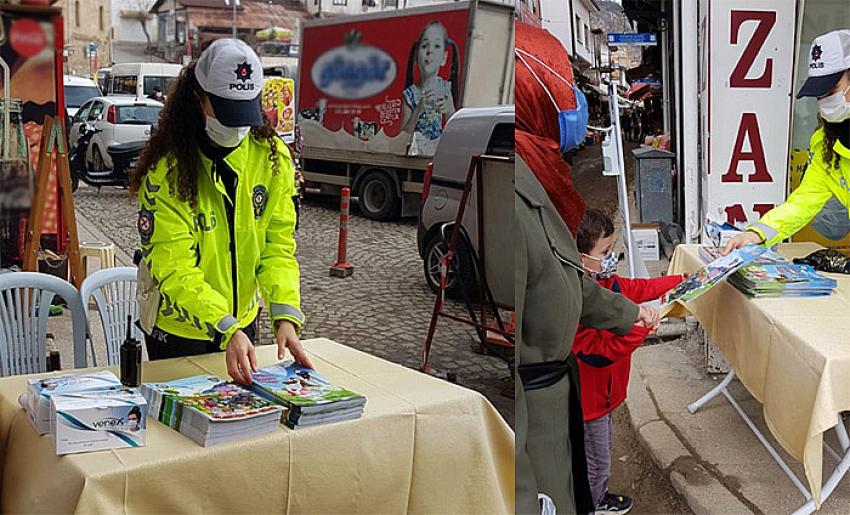 Emniyet müdürlüğü ekipleri, maske denetiminde bulunurken, çocuklarda dergi dağıttı.