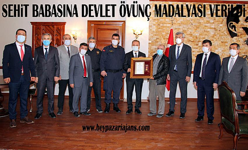 Şehit babasına Cumhurbaşkanı tarafından gönderilen “Övünç madalyası ve beratı” kaymakam ve katılımcılar tarafından Babaya verildi.