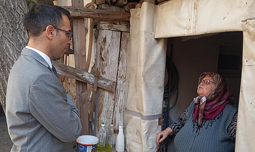 Kaymakam Vedat Yılmaz, ziyaretleri sırasında karşılaştığı yaşlı kadınla sohbet etti:
