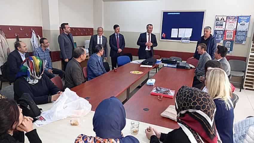 Milli Eğitim Müdürü Adem Uslu, okullarda öğretmenlere, Cumhuriyetin 100. Yılı Rozeti dağıttı.