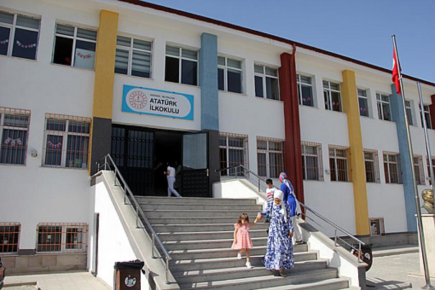 Beypazarı’nda 10.500 Öğrenci Karnelerini alarak tatile girdi.