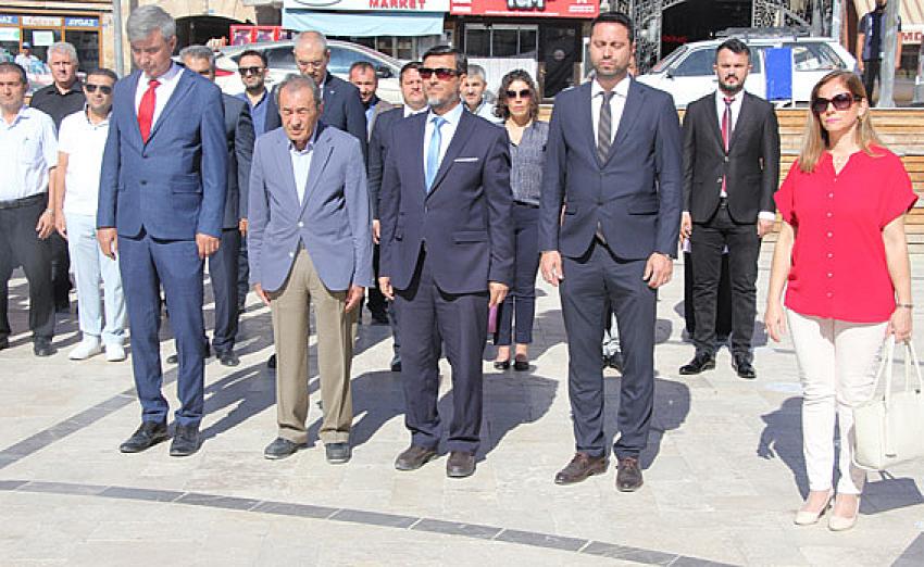 İlköğretim haftası dolayısıyla Atatürk Anıtına Çelenk konuldu: