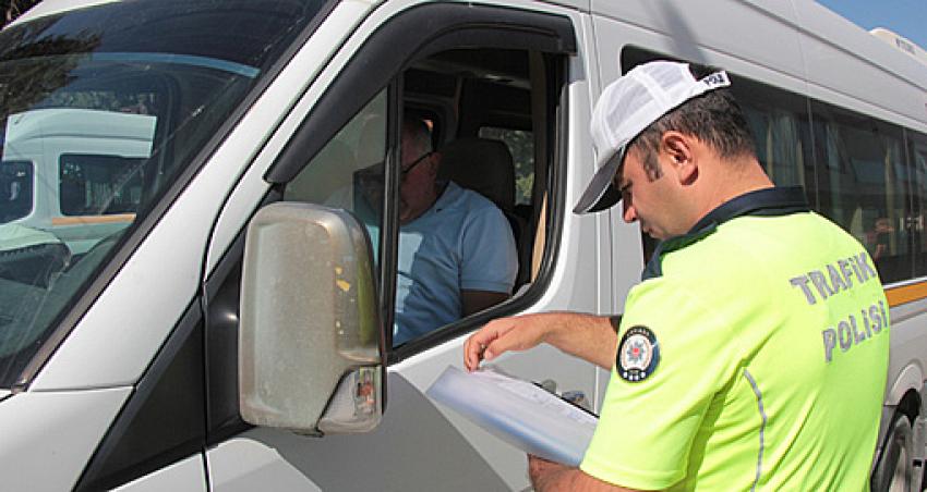 Öğrenci Servisi denetimi ve öğrencilerin servislere binmeleri kontrol altında.