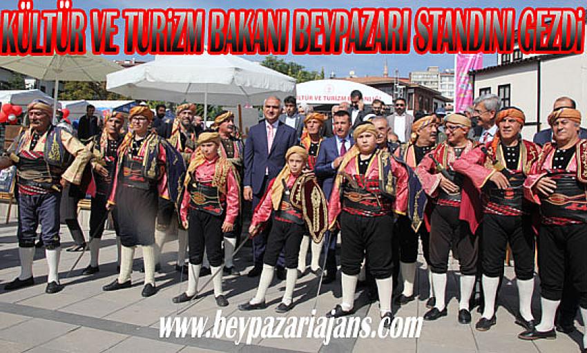 -Kültür ve Turizm bakanı ve Bakan yardımcısı, Hamam önünde Beypazarı Standını birlikte gezdi: