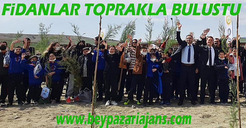 Fidanlar, fidanları toprakla buluşturdu:.