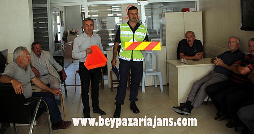 Traktör römorklarına reflektör takılması yönünde İlçe Jandarma Komutanlığı Bilgilendirme toplantısı yaptı.