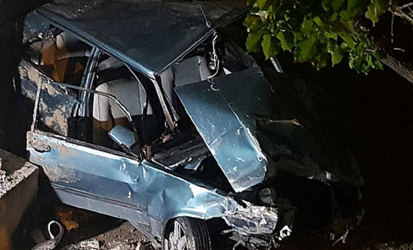 Sürücüsünün direksiyon hâkimiyetini kaybettiği araç, 3,5 metre yüksekten bahçeye uçtu: