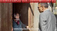 Kaymakam Vedat Yılmaz, ziyaretleri sırasında karşılaştığı yaşlı kadınla sohbet etti: