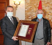 Şehit babasına Cumhurbaşkanı tarafından gönderilen “Övünç madalyası ve beratı” kaymakam ve katılımcılar tarafından Babaya verildi.