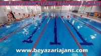 Belediyenin Yarım Olimpik Yüzme Havuzunda çocuklar yüzme öğreniyor.