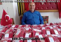 Muhtar mahallesine iftar sonrasında Bayrak ve Çikolata dağıttı.