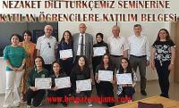Nezaket Dili Eğitim seminerine katılan öğrencilere katılım belgesi verildi.