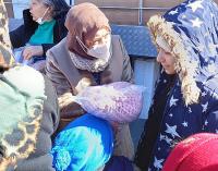 KIŞLIK EL ÖRGÜLERİ DEPREM BÖLGESİNDE DAĞITILDI.