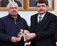Ankara Valisi Vasip Şahin, Semerci ustası İbrahim Atıcı’ya Valilik makamında kabul etti.