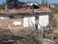 KAPULLU MAHALLESİNDE ÇIKAN YANGINDA BİR EV KULLANILAMAZ HALE GELDİ