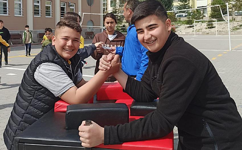 Beypazarı Gençlik ve Spor ilçe Müdürü Özgür Bediz: “Bilek güreşi masası dağıttık”