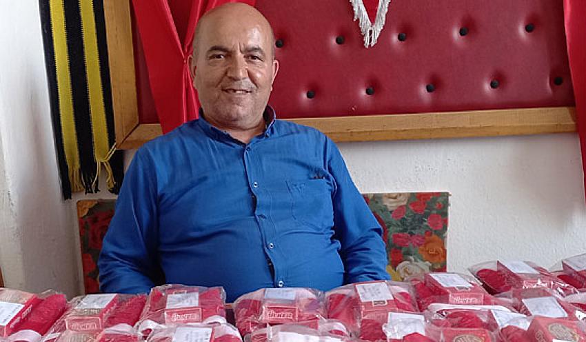 Muhtar mahallesine iftar sonrasında Bayrak ve Çikolata dağıttı.