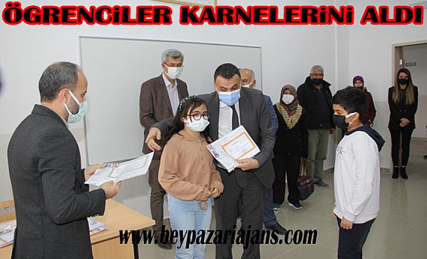 Beypazarı İlçesinde öğrenciler Karnelerini aldı.
