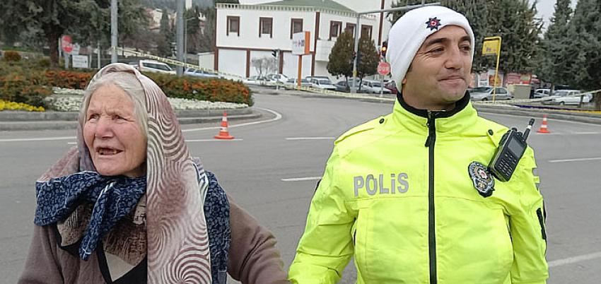 Polisten yaşlı Kadına şefkat eli