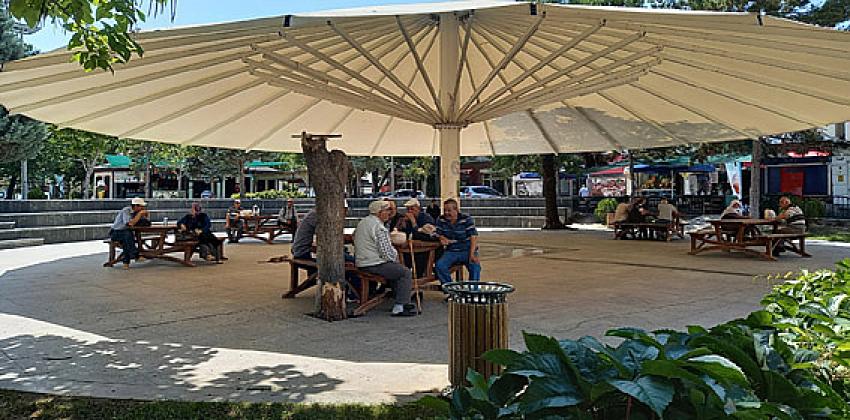 Atatürk Parkında bulunan şemsiye çadır, vatandaşın sığındığı liman oldu: