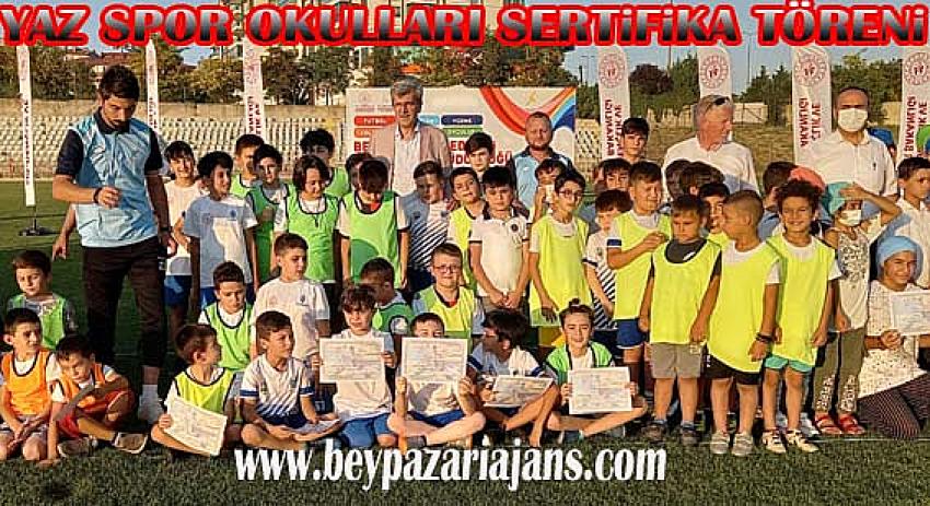 Yaz Spor Okuluna devam eden öğrencilerin sertifikaları verildi.