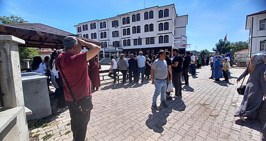 Sabah saat 09.30 itibariyle (LGS) sınav başladı.