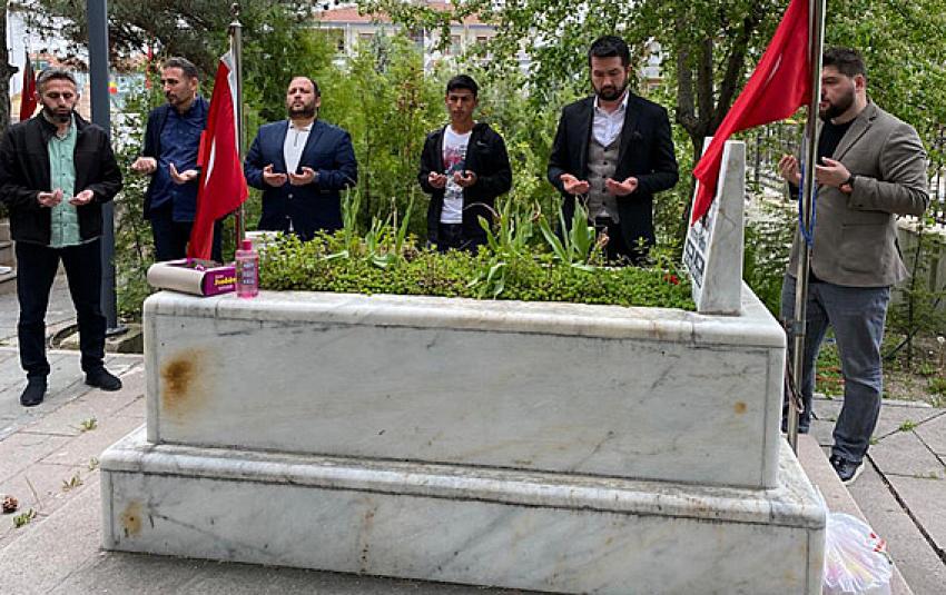 Öğrencilerden ölüm Yıldönümünde Şehit İmam Hacı Kazım Ozan’ın kabrine ziyaret: