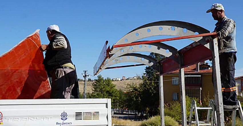 Eskiyen ve deforme olan duraklar yenilendi: