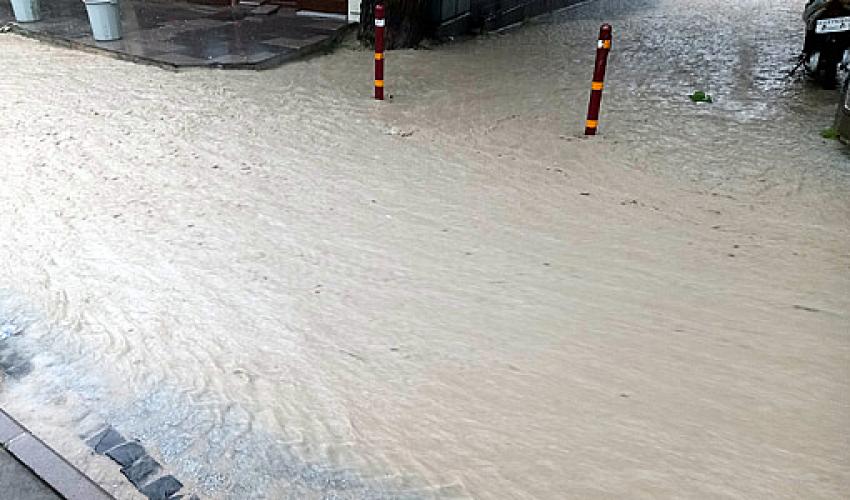 Tarihi İlçe Beypazarı Sokakları sel suları ile doldu, taştı.