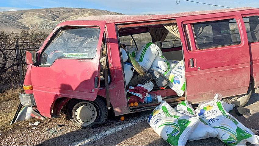 Beypazarı Çayırhan Karayolunda Trafik kazası: 1 Kişi hayatını kaybederken 1ri ağır olmak üzere 3 kişi de yaralandı: