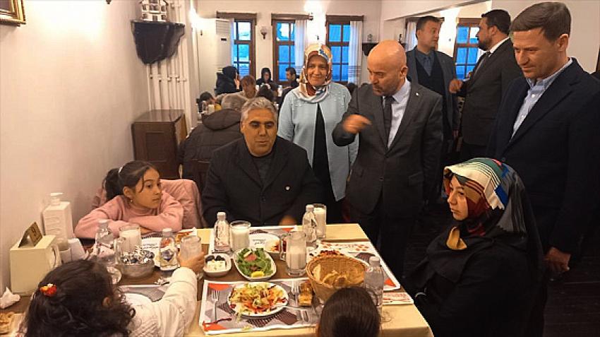 Belediye Depremzedelere İftar yemeği verdi: