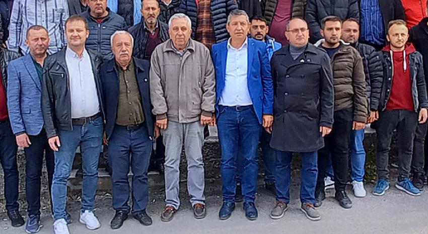 İyi Parti İlçe Başkanı Yakup Türkoğlu, partililerle ve gençlikle CHP Seçim Koordinasyon merkezine ziyarette bulundu: