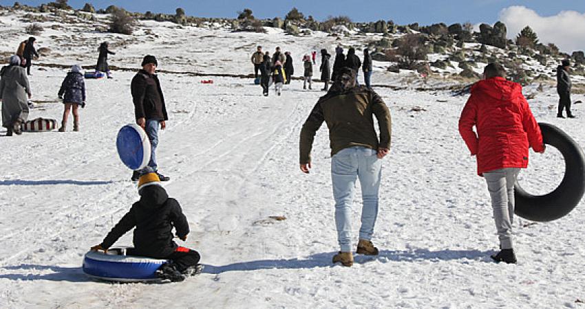 Beypazarı’nda vatandaş, hafta sonunu kızak kayarak değerlendi.