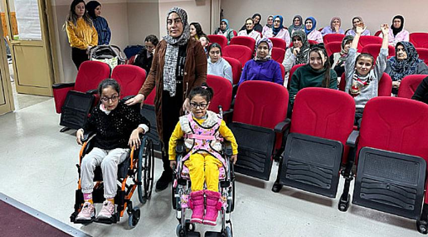  Eski belediye başkanı Cengiz Özalp'ın hanımından engellilere tekerlekli sandalye :