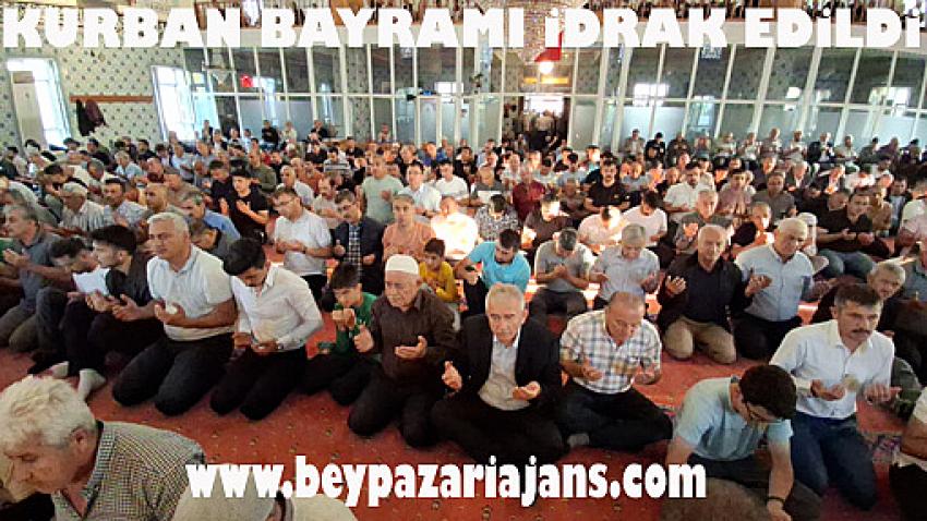 Müslümanlar huşu içinde Kurban bayramına girdi.