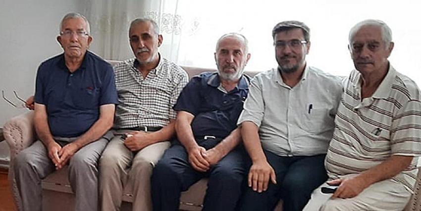Eski İlçe Milli Eğitim müdürünün ölmesinin akabinde, onun döneminde mezun olan İmam hatiplilerden taziye ziyareti: