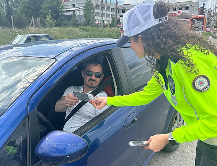Trafik haftasında öğrencilere Trafik kuralları anlatılıyor: