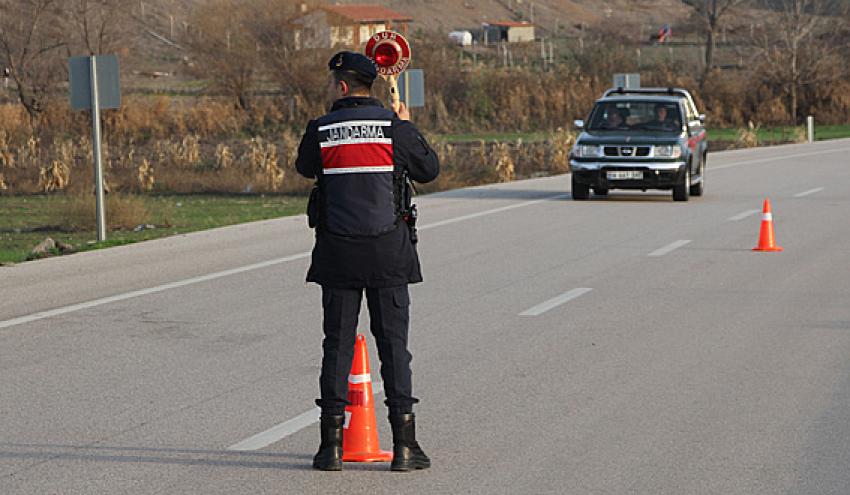  İlçe Jandarma Komutanlığı, Genel yaptığı trafik kontrolleri ile Kış lastiği denetimlerinde bulundu.